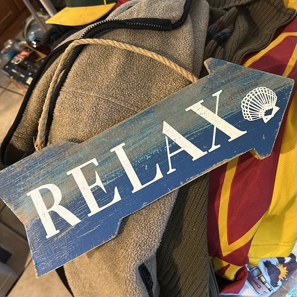 Relax Wooden Arrow Sign - Picture 4 of 4